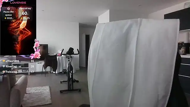 CurvyEllaX live