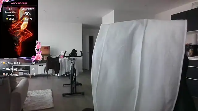 CurvyEllaX live