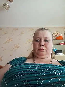 KiraStanton live