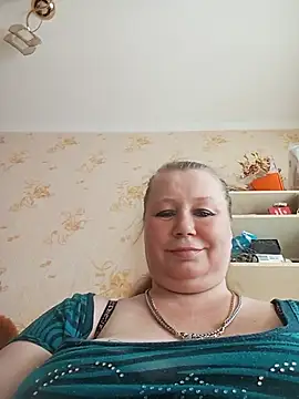 KiraStanton live