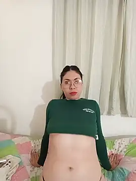 Mia_essence live