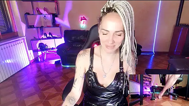 Monicamaxwell live