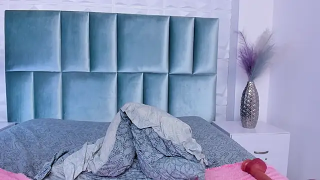 HollyPeach live
