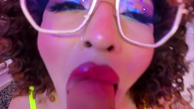 MadelaineJones live