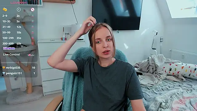 violet_blue_eyes live