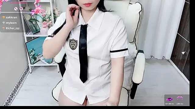 Clover_Nhi live