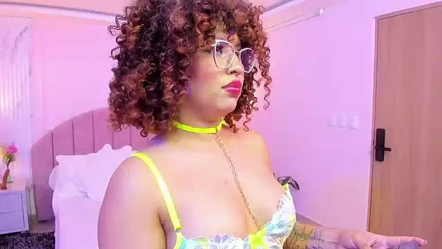MadelaineJones live