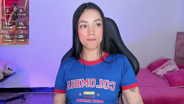 Lizzie_corner_v live