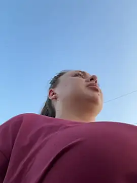 Sara_Hug live