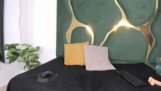 Mila_petiteasm live