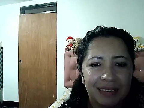 Chiquilove27 live