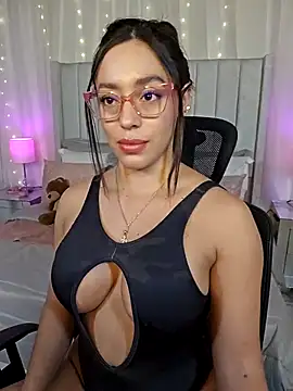 Amara_Black live