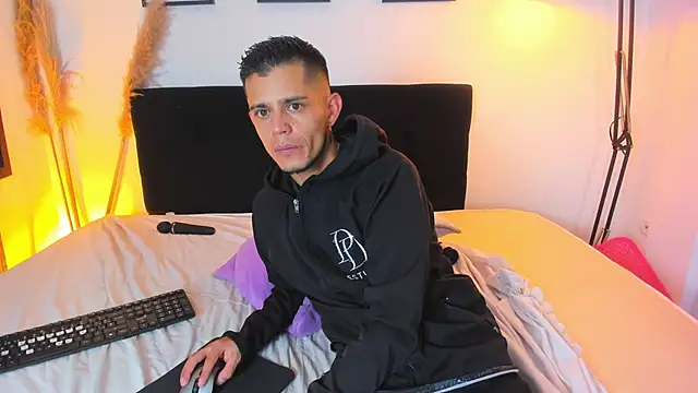 Bonny_and_carrot live