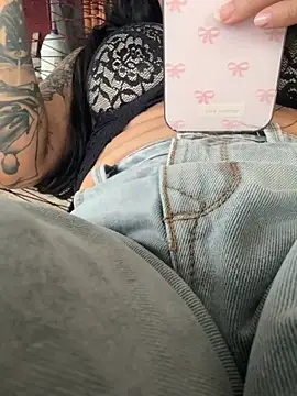 Pretty_Isadora live