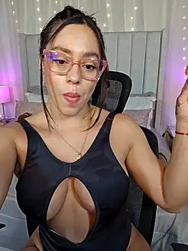 Amara_Black live
