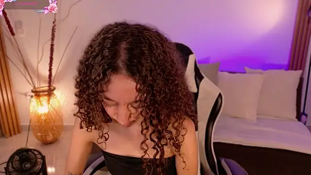 ChloeMoreti live