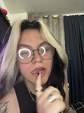 NaylaVelvet live