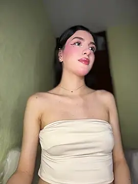 Emily-hottson live