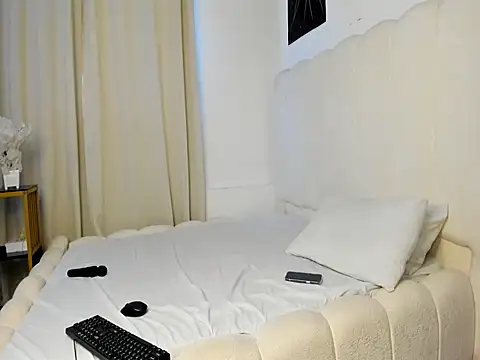 1_peaches live