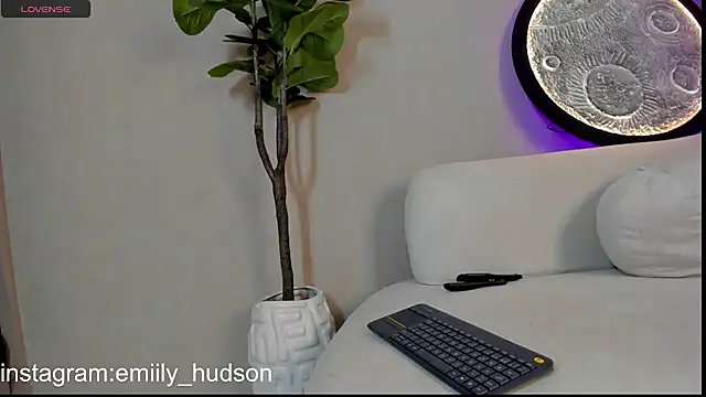 emily_huddson_ live