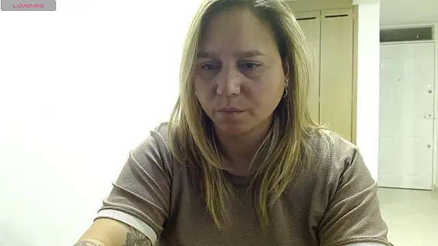 LauraReeves live