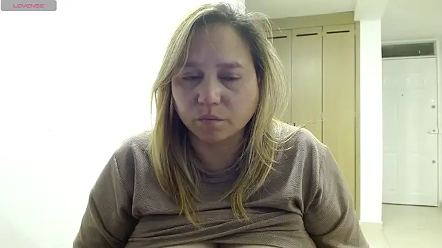 LauraReeves live