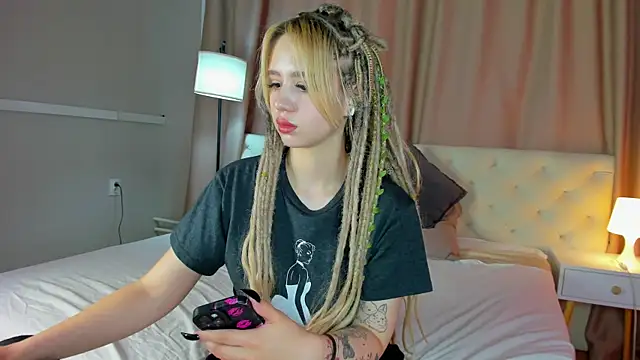 Valerie_Woods live