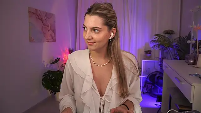 LucreciaStorm live