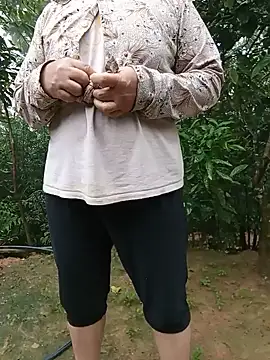 tuyet-nhi live