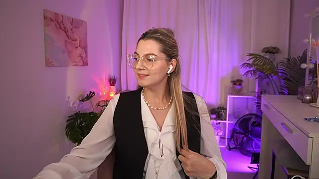 LucreciaStorm live