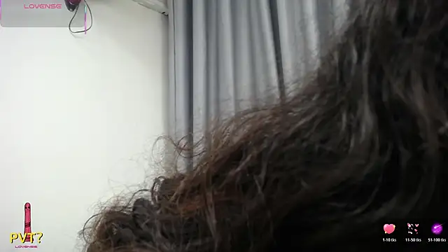 yaazhinii live
