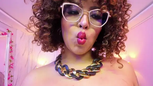MadelaineJones live