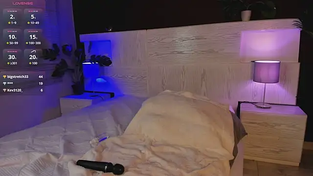 angelina_hilton live