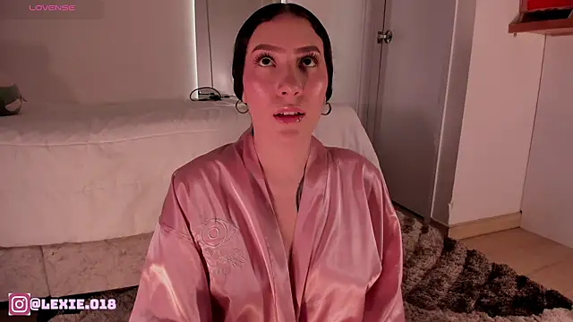 Lexie-red live