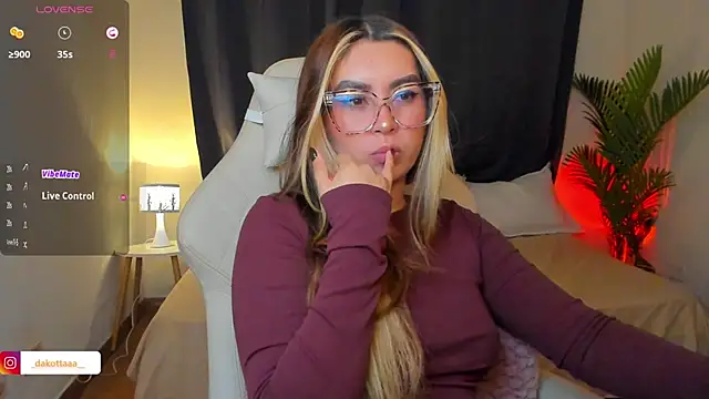 dakottaa_ live