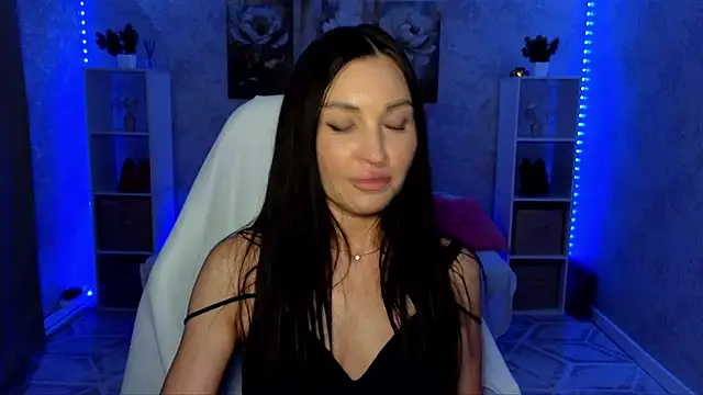 NikoleMills live