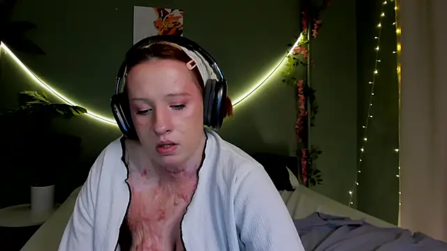 Maya_foxy live