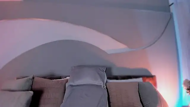 Nicolle_W live