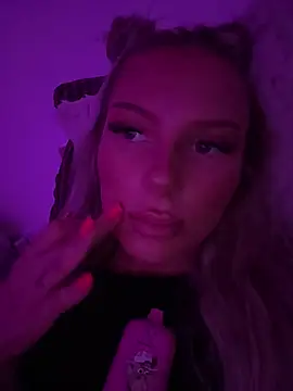 blondeeee live