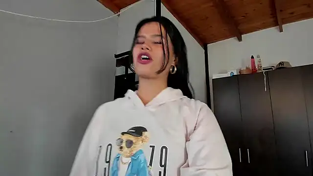 LatinaQueen23 live