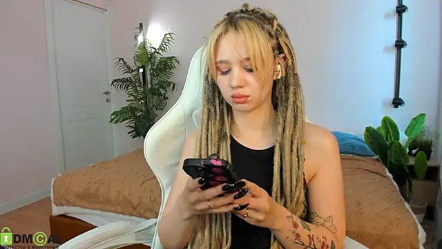 Valerie_Woods live