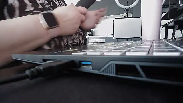 CurvyEllaX live