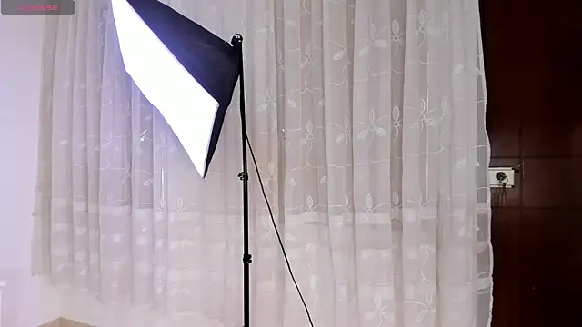 Michelle_Lewis_ live
