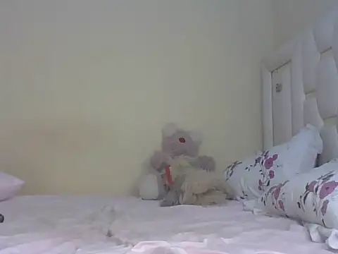 Cute_shy_Linda live