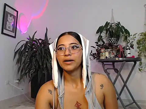 Agatha_curly live