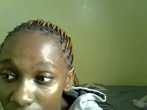 Pearl_petite live