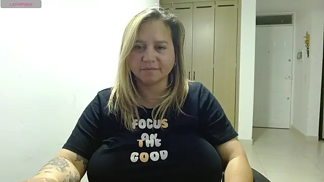 LauraReeves live