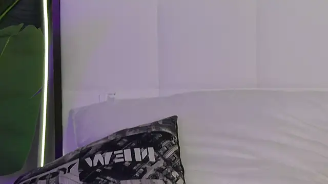 Lia_tins live