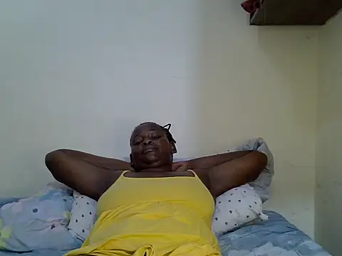 PetitePeachy live