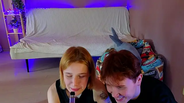 two_gerls_here live